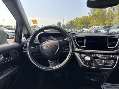 Used 2020 Chrysler Pacifica Limited w/ Advanced Safetytec Group FWD image 19