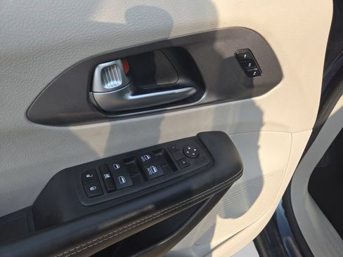 Used 2023 Chrysler Pacifica Touring-L FWD image 20