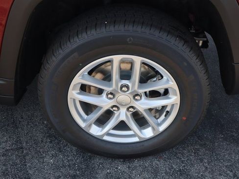 New 2025 Jeep Grand Cherokee L Laredo image 29