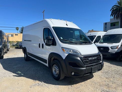 Used 2025 RAM ProMaster 2500 w/ Convenience Group FWD image 3
