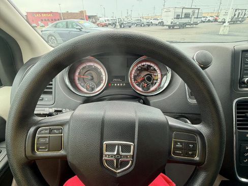 Used 2019 Dodge Grand Caravan SE w/ UConnect Hands-Free Group image 18