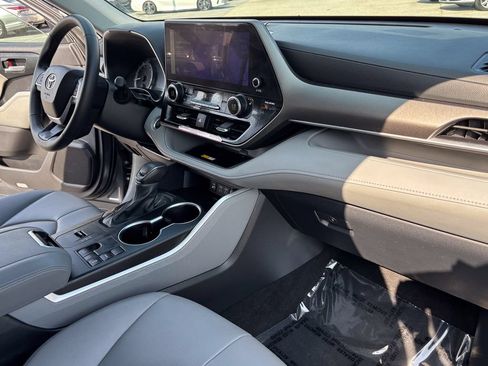 Certified 2024 Toyota Highlander XLE FWD image 39