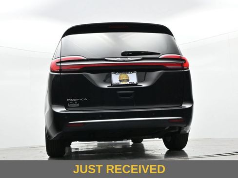 Used 2024 Chrysler Pacifica Touring-L FWD image 22