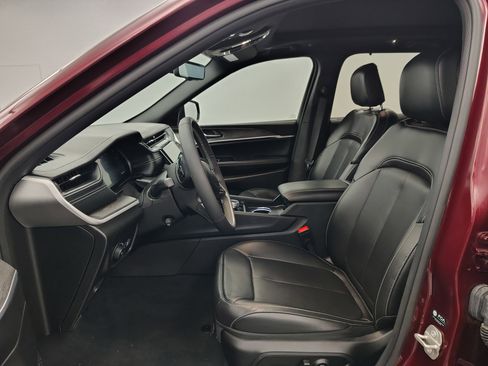 Used 2024 Jeep Grand Cherokee Limited w/ Luxury Tech Group II AWD/4WD image 11