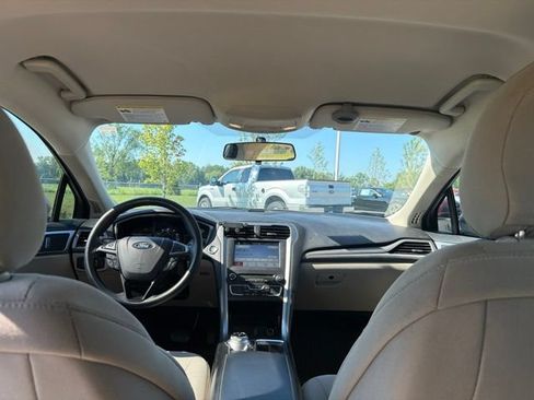 Used 2018 Ford Fusion SE w/ Fusion SE Technology Package FWD image 16