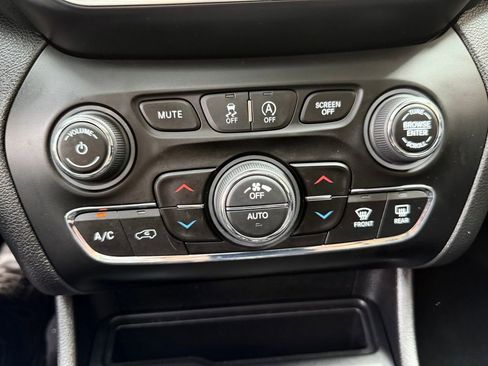 Used 2022 Jeep Cherokee Limited image 16