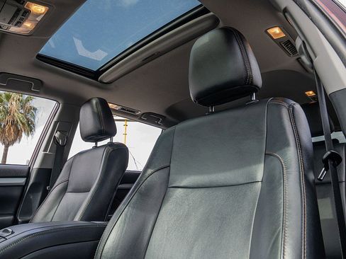 Used 2019 Toyota Highlander XLE image 26