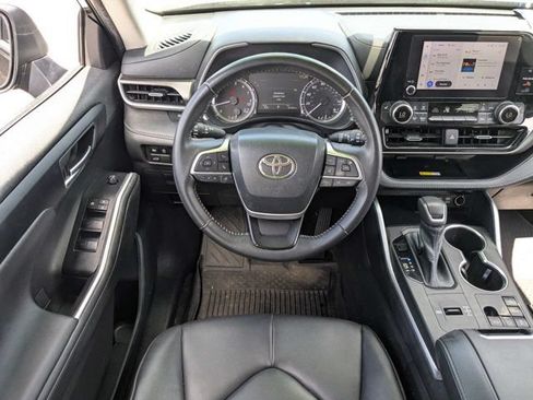 Used 2023 Toyota Highlander XLE FWD image 16