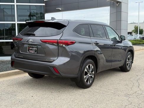 Used 2021 Toyota Highlander XLE AWD/4WD image 3
