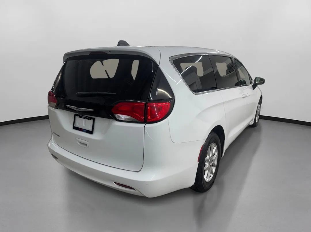 Used 2023 Chrysler Voyager LX FWD image 10