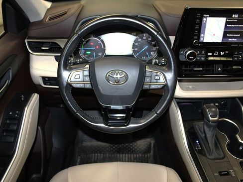Used 2020 Toyota Highlander XLE AWD/4WD image 13