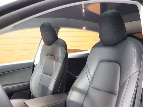 Used 2022 Tesla Model Y Long Range image 37