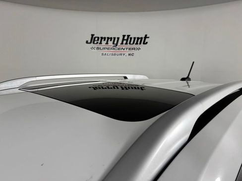 Used 2025 Hyundai Venue SEL image 25