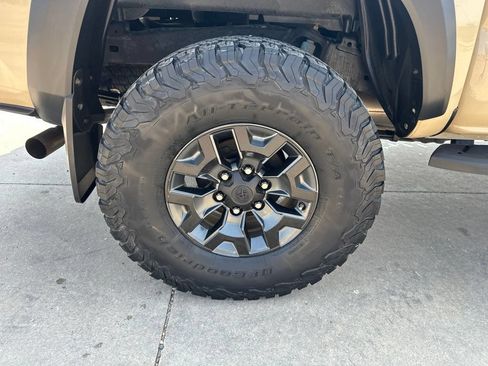 Used 2017 Toyota Tacoma TRD Off-Road w/ Premium & Technology Package AWD/4WD image 35