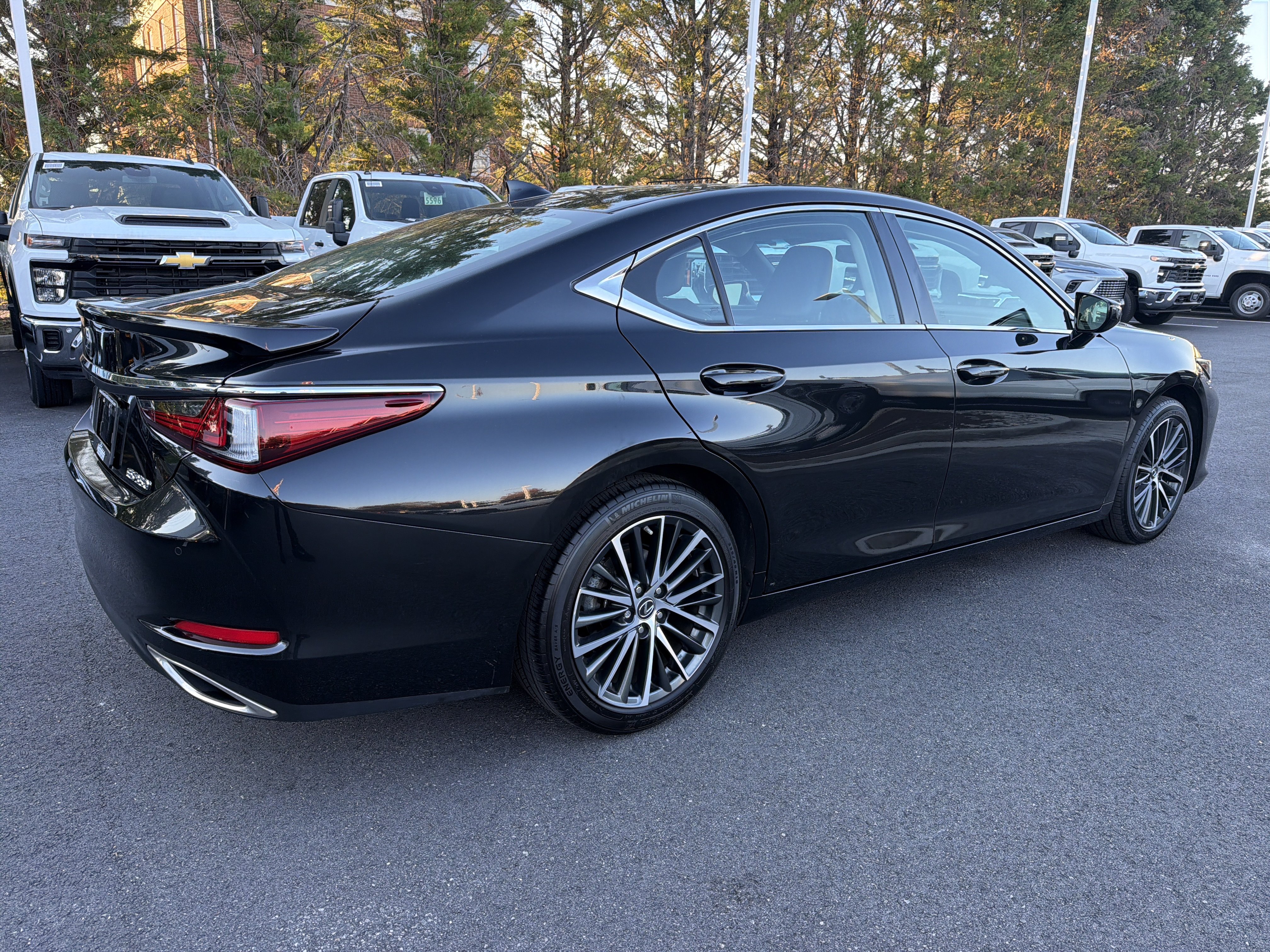 Used 2025 Lexus ES 350 w/ Premium Package FWD image 9