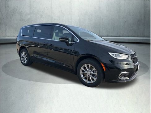 New 2026 Chrysler Pacifica Limited image 8