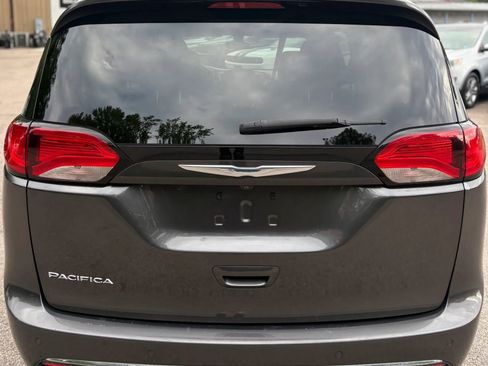 Used 2017 Chrysler Pacifica Touring-L w/ Tire & Wheel Group FWD image 5