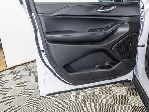 New 2025 Jeep Grand Cherokee L Altitude image 12