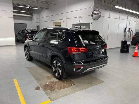 Used 2024 Volkswagen Taos SE w/ Panoramic Sunroof Package AWD/4WD image 3