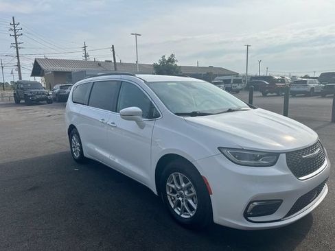 Certified 2022 Chrysler Pacifica Touring-L FWD image 11