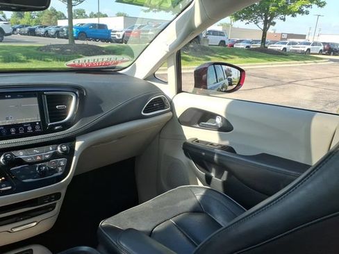 Certified 2020 Chrysler Pacifica Limited FWD image 12