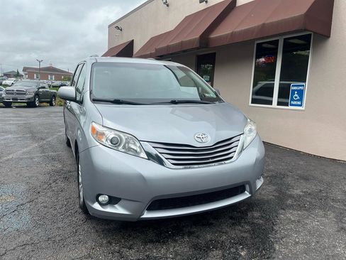 Used 2017 Toyota Sienna XLE w/ XLE Navigation Package FWD image 2
