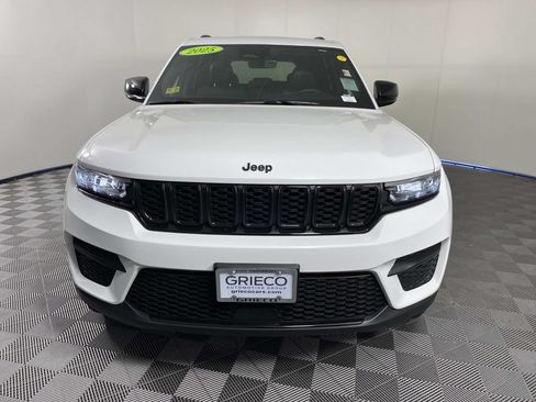 Used 2025 Jeep Grand Cherokee Altitude AWD/4WD image 3