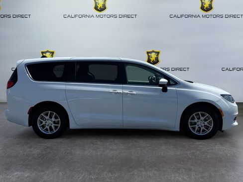 Used 2022 Chrysler Voyager LX FWD image 6