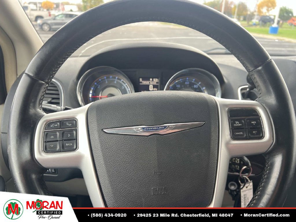 Used 2014 Chrysler Town & Country Touring-L FWD image 19