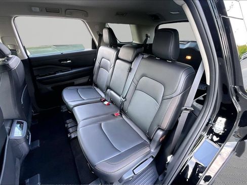 Used 2025 Nissan Pathfinder SL FWD image 18