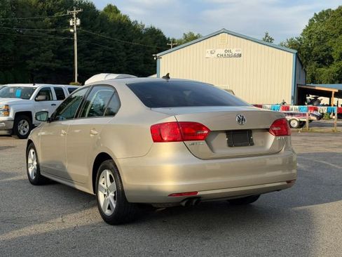 Used 2012 Volkswagen Jetta SE FWD image 3