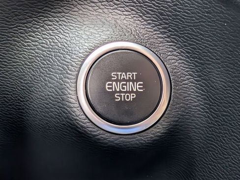 Used 2023 Volvo XC40 B5 Core image 18