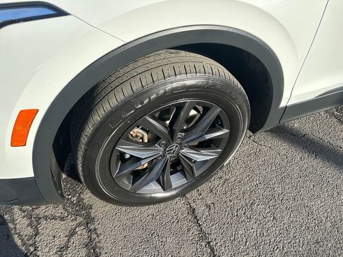 Used 2022 Volkswagen Tiguan SE image 2