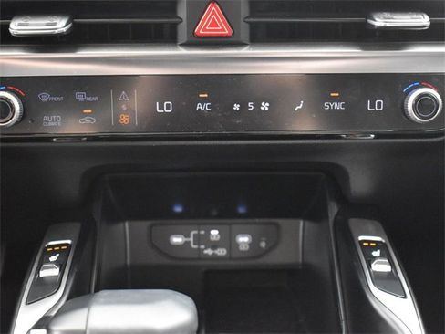 Certified 2025 Kia Sorento S w/ Panoramic Sunroof Package image 21