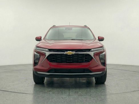 Used 2025 Chevrolet Trax LT w/ LT Convenience Package FWD image 2
