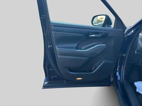 Certified 2023 Toyota Highlander XLE image 17