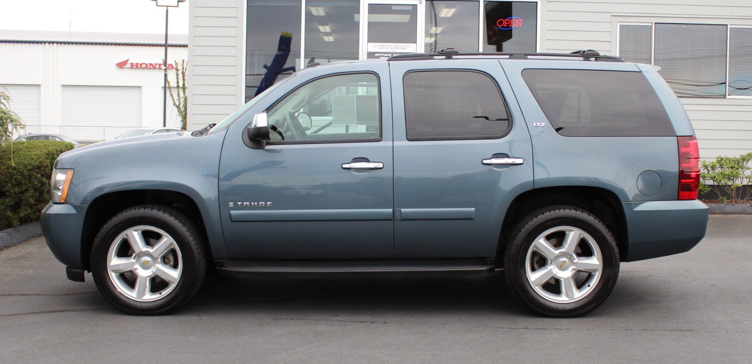 Used 2008 Chevrolet Tahoe LTZ w/ LTZ Preferred Equipment Group AWD/4WD image 3