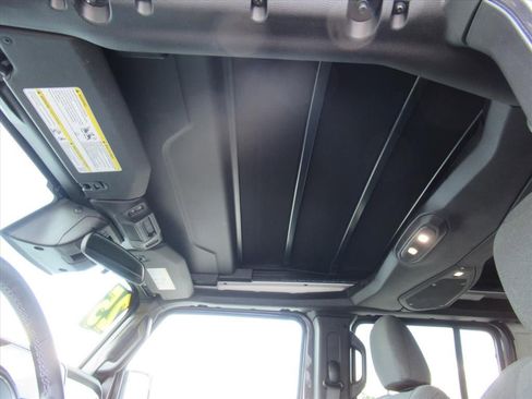 Used 2025 Jeep Wrangler Unlimited Sahara w/ Safety Group AWD/4WD image 19