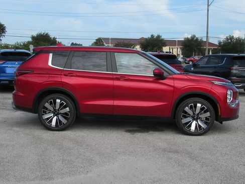 New 2025 Mitsubishi Outlander SE image 2