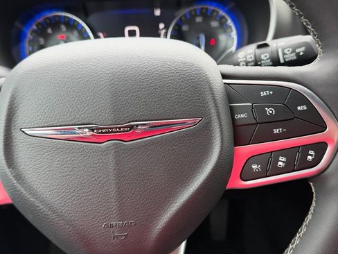 Used 2025 Chrysler Pacifica Select FWD image 29