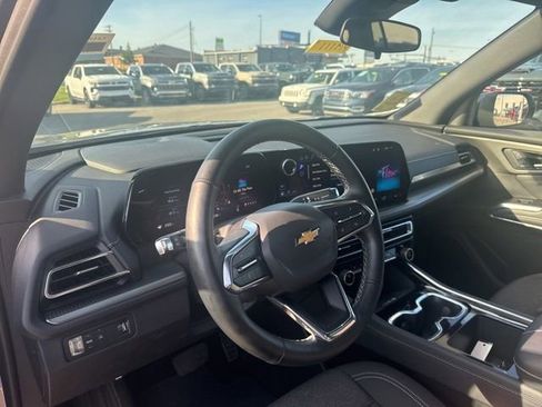 Used 2025 Chevrolet Traverse LT FWD image 11