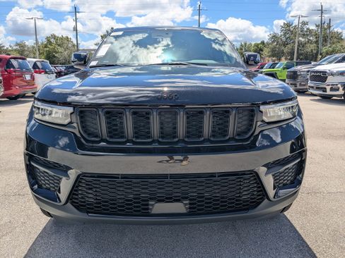 New 2025 Jeep Grand Cherokee Altitude image 3
