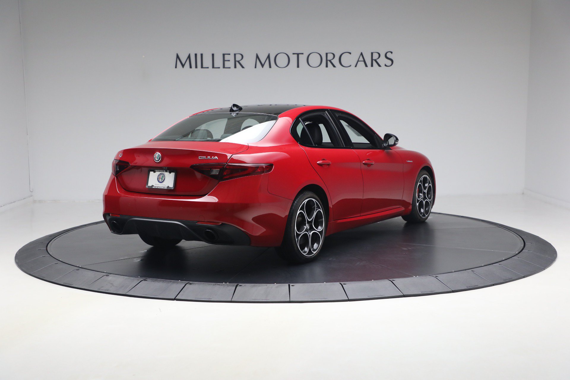 Used 2023 Alfa Romeo Giulia Veloce AWD/4WD image 7