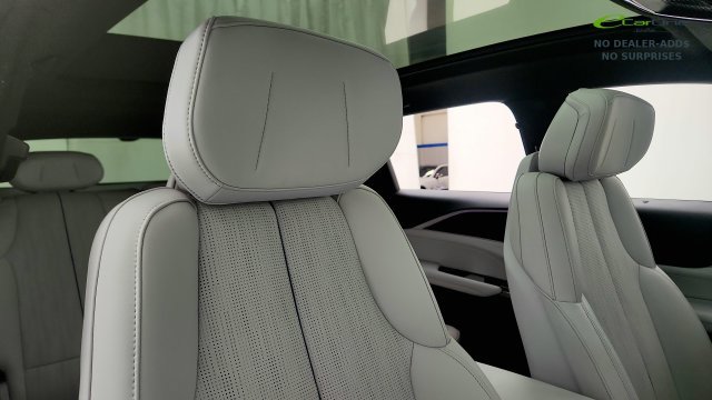 Used 2025 Cadillac Lyriq Luxury w/ LPO, Floor Liner Package RWD image 37
