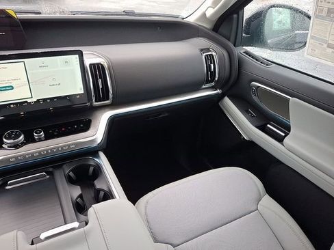 New 2025 Ford Expedition Max Platinum image 11