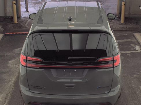 Used 2023 Chrysler Pacifica Touring-L w/ S Appearance Package image 5
