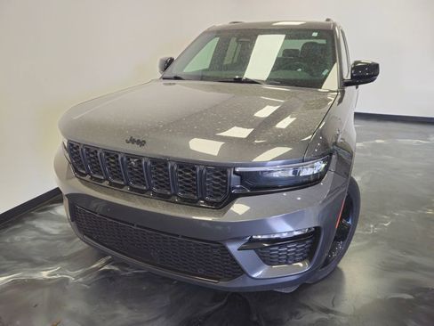 Used 2024 Jeep Grand Cherokee Limited w/ Luxury Tech Group II AWD/4WD image 4