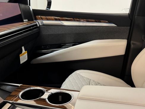 New 2025 Cadillac Escalade Sport Platinum w/ LPO, ONYX Package image 29