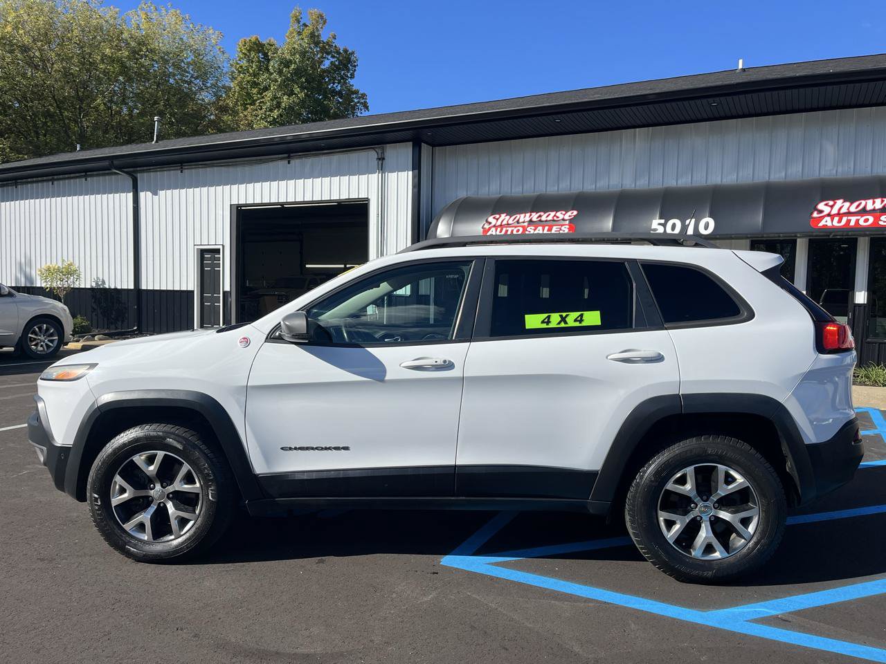 Used 2016 Jeep Cherokee Trailhawk w/ Comfort/Convenience Group AWD/4WD image 8