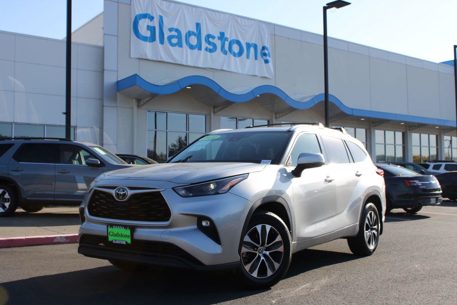 Used 2022 Toyota Highlander XLE AWD/4WD image 3
